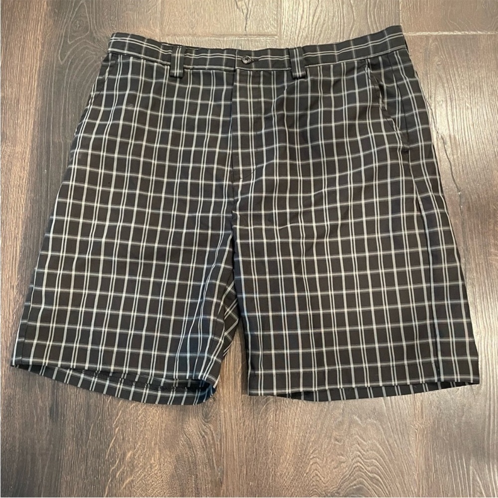 Izod Black and White Flat Front Golf Shorts Classic Design